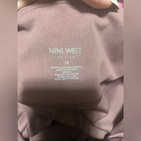 Nine West lilac/purpureus purple color active leggings w/ pockets- size 1x - Picture 9 of 9